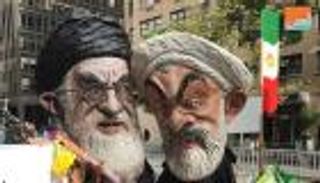 دمى لروحاني وخامنئي تفضح قمع الملالي في شوارع نيويورك