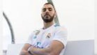 بنزيمة يجدد عقده مع ريال مدريد حتى 2021