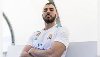 بنزيمة يجدد عقده مع الريال