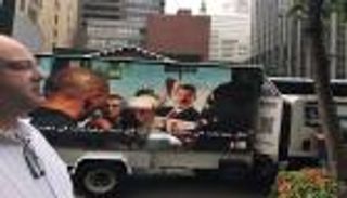  سيارات بشاشات عملاقة تفضح الإرهاب القطري في شوارع نيويورك