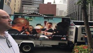 سيارات بشاشات عملاقة تفضح الإرهاب القطري بنيويورك