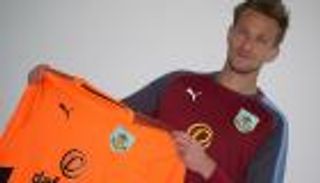 بيرنلي يتعاقد مع حارس "مجاني" بعد إصابة قائده