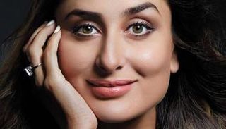 بالصور.. كارينا كابور وابنها تيمور في زيارة للجدة