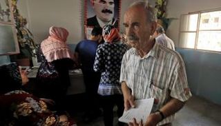 أكراد سوريا خلال الإدلاء بأصواتهم - رويترز