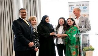  نورة خليفة السويدي تتسلم الجائزة نيابة عن الشيخة فاطمة بنت مبارك