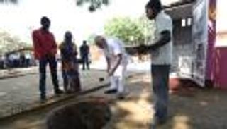 بالصور.. رئيس وزراء الهند يشارك في بناء مشروع للصرف الصحي