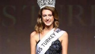 ملكة جمال تركيا المجردة من اللقب إيتير إيسين