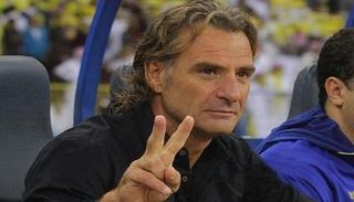 الشباب السعودي يتعاقد مع مدرب النصر السابق