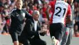 طرد مورينيو يثير غضب جماهير يونايتد 