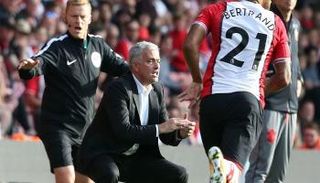 طرد مورينيو يثير غضب جماهير يونايتد 