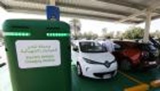 حوافز دبي للسيارات الكهربائية.. إعفاءات من الرسوم ومواقف مجانية 