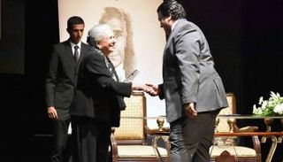 الصحافي القضائي محمد بصل خلال تسلمه الجائزة 