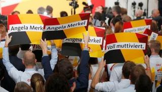 أنصار ميركل يحتفلون بالانتصار - رويترز