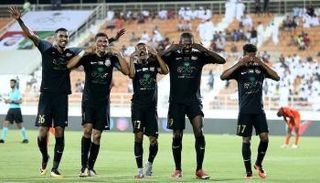 لاعبو شباب الأهلي يحتفلون على طريقة ديوب