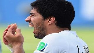 سواريز يوجه رسالة إلى مشجعي بلاده بعد أحداث الأحد