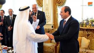 الرئيس المصري عبد الفتاح السيسي يستمع  للواء الركن محمد بن سالم بن كردوس