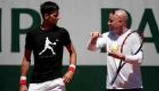 ديوكوفيتش يبقي أجاسي على رأس جهازه التدريبي