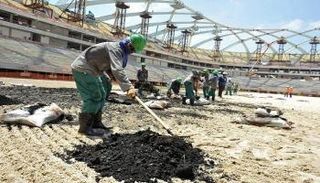 مئات الضحايا من العمال الأجانب في منشآت كأس العالم بقطر 
