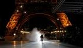 بالصور.. عرض أزياء خيالي تحت أضواء برج إيفل