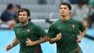 رونالدو وفيجو يستقبلان برشلونة في البرتغال