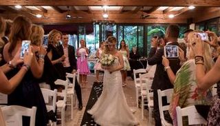 حفل صاخب احتفالا بزواج لورا لنفسها