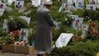 الحوثي يلجأ لأراضٍ "ممنوعة" لدفن قتلاه بصحبة الرايات الحمر