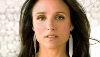 نجمة الكوميديا جوليا لوي دريفوس تكشف عن إصابتها بالسرطان