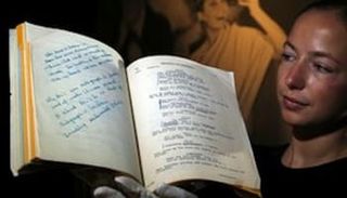 مزاد مقتنيات هيبورن يفوق التوقعات