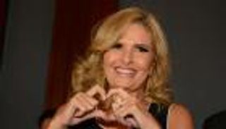 ساويرس يعيد يسرا للغناء