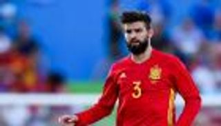 حملة واسعة لطرد بيكيه من المنتخب الإسباني