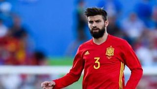 حملة واسعة لطرد بيكيه من المنتخب الإسباني