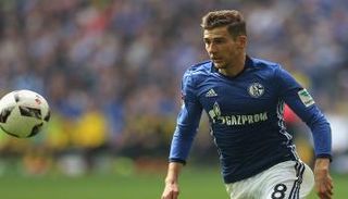 مستشار برشلونة يتابع لاعبيْن من شالكه وليفركوزن 