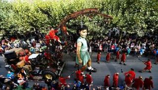 مسرح الشارع يحشد الجماهير في جنيف 