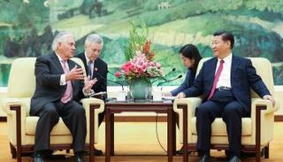 تيلرسون والرئيس الصيني شي بينج - رويترز