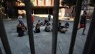 بالصور.. كتالونيون يحتلون المدارس لضمان إجراء الاستفتاء