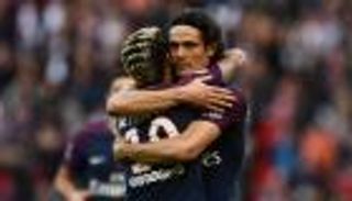 نيمار ينتصر على كافاني في معركة الركلات الثابتة