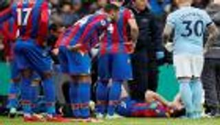 مدافع كريستال بالاس يواجه خطر الغياب لفترة طويلة