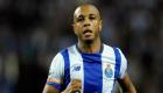 ياسين براهيمي يتوج بجائزة الأفضل في البرتغال 