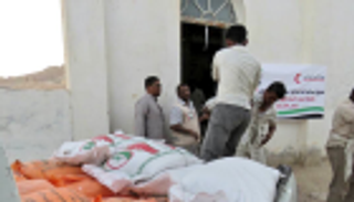 الهلال الأحمر الإماراتي يوزع مساعدات غذائية على طلاب حضرموت
