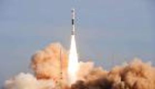 الصين تخطط لإطلاق أول صاروخ يعمل بالوقود الصلب إلى الفضاء