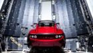 بالصور.. سيارة تيسلا داخل مركبة سبيس إكس