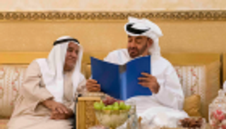 بالصور.. محمد بن زايد يزور موسى السيد عبدالرحيم الهاشمي بمنزله