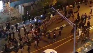 المتظاهرون يزيلون حواجز الشرطة في طهران