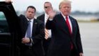 بالصور.. ترامب يعود إلى البيت الأبيض بعد عطلة في فلوريدا