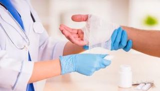 الجلد الاصطناعي يلتحم مع جلد المصاب بسرعة كبيرة - أرشيفية