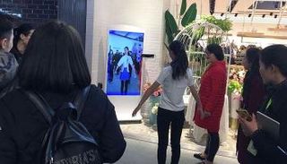 مرآة سحرية تغنيك عن عناء قياس الملابس 