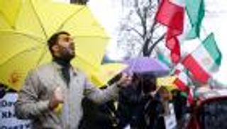 سقف مطالب الإيرانيين يرتفع.. والنظام يعيش حالة ذعر