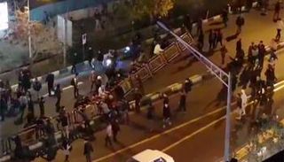 المتظاهرون يزيلون حواجز الشرطة في طهران (وكالات)