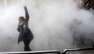 ثوار إيران يطالبون بإنهاء ديكتاتورية الملالي