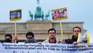 متظاهرون إيرانيون أمام السفارة الإيرانية ببرلين- (رويترز)